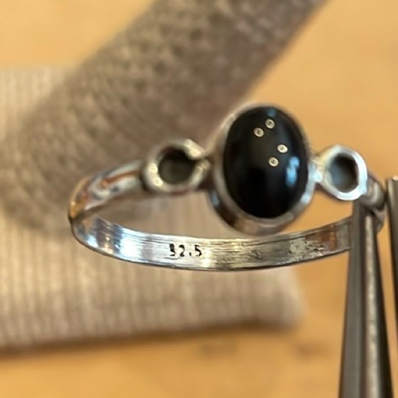 Size 9 Pretty Black Onyx and stamped Silver Ring - Picture 6 of 6